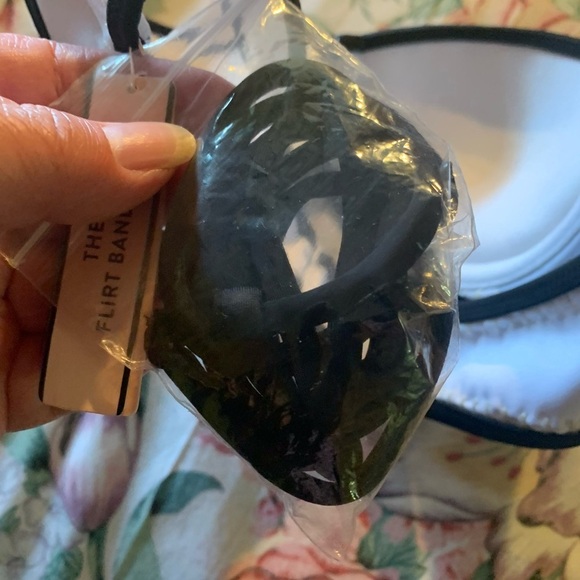 NWT Victoria Secret Women’s Swimwear Bikini Top Size 32 B - Picture 10 of 15